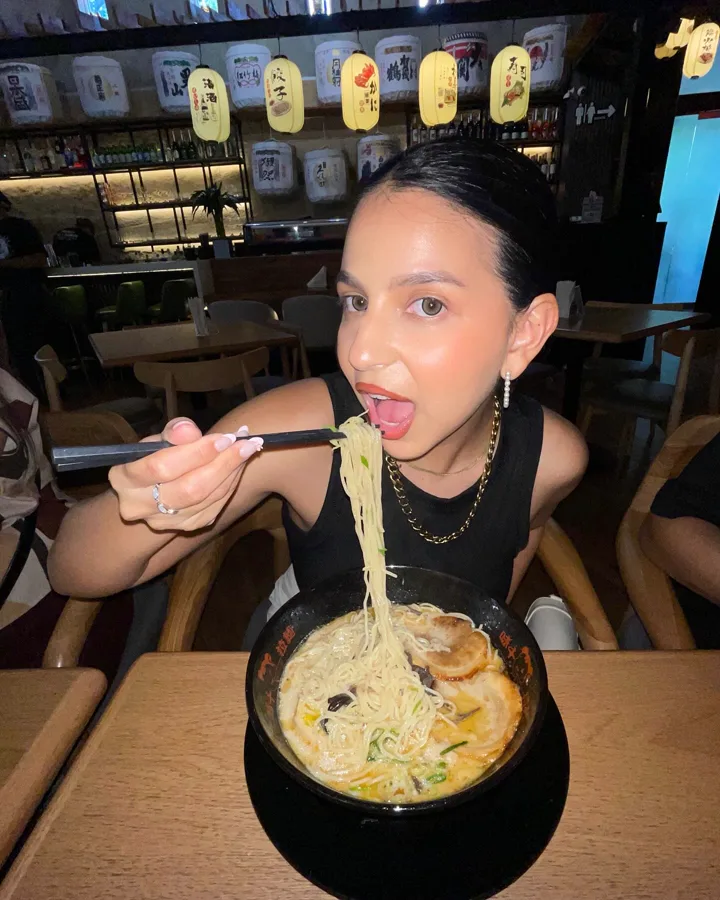 Nai comiendo ramen en contenido foodie